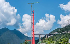 Khối kim loại mọc sừng sững giữa núi rừng, sức nâng lên đến 200 tấn, thực hiện nhiệm vụ không tưởng