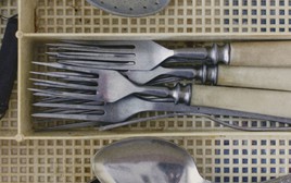 Lời khuyên cho gia đình dùng dụng cụ ăn uống bằng inox