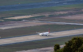 Phú Quốc đón chuyến bay đầu tiên đặc biệt trên đường băng 3.300m: Điều bất ngờ lúc 7h05 sáng làm du khách ngỡ ngàng