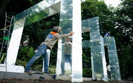 Hàng loạt khung gương xuất hiện bên Hồ Gươm, hé lộ không gian đặc biệt sắp mở cửa vào ngày 8/10