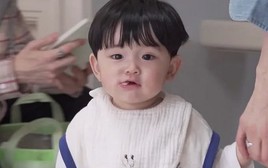 Những em bé được ông bà khen “có phúc” thường có 5 đặc điểm này