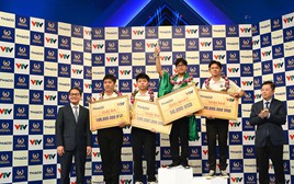 Tỷ phú U70 nuôi đàn bò 155.000 con, trồng 5.200 ha chuối, bán 90.000 ô tô… để mang tiền tỷ đi tài trợ Đường Lên đỉnh Olympia suốt 9 năm qua