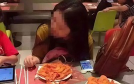Ăn buffet suốt 2 giờ, cô gái 24 tuổi bụng phình như quả bóng, bác sĩ phải mổ lấy 1,5 kg thức ăn