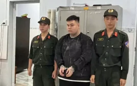 Vay tiền không trả còn mua súng bắn chủ nợ 3 phát đạn