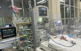 Cứu sống bệnh nhi sinh non nặng 700 gram thủng ruột tự phát