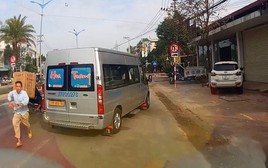 Gia Lai: Tài xế xe khách bị đồng nghiệp chặn đường, hành hung giữa phố