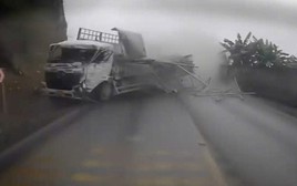 VIDEO: Xe tải nghi mất phanh, tài xế đánh lái tránh nhiều phương tiện trước khi tông vào vách núi