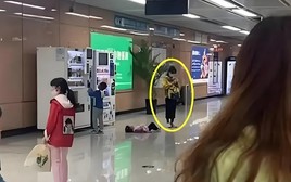 Con khóc ăn vạ giữa ga tàu, bà mẹ trẻ có cách xử lý khiến netizen chỉ muốn đến xin chữ ký