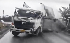 Xe tải mất lái trên đèo Đá Trắng, né 4 phương tiện trước khi lật ngang