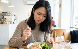 Ăn buffet xong đau bụng dữ dội trong đêm, cô gái 30 tuổi tử vong sau 2 ngày: Bác sĩ cảnh báo căn bệnh có thể cướp mạng rất nhanh