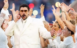 Chân dung ca sĩ khiến ông Trump chê 'tệ nhất lịch sử'