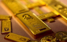 Quỹ vàng lớn nhất thế giới gom hàng tấn vàng trong một ngày