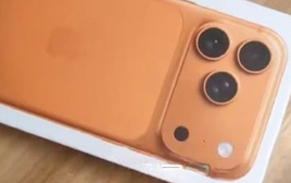 Trúng thưởng iPhone tại tiệc tất niên công ty, người đàn ông mở hộp quà xong liền tuyên bố: “Tôi không cần nữa”