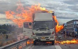 Xe tải bốc cháy dữ dội trên tuyến cao tốc Vĩnh Hảo – Phan Thiết