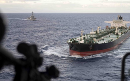 Truy đuổi hơn 10.000 hải lý, Mỹ bắt giữ siêu tàu chở dầu bị trừng phạt từ Venezuela, thường xuyên thay đổi cờ để tránh giám sát