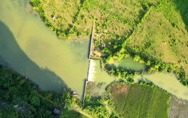 Phát hiện hồ nước cách Hà Nội hơn 100km, cảnh xung quanh hoang sơ, du khách nhận xét: "Xanh như ngọc"