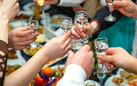 Tại sao ăn lót dạ mới là 'cách giải rượu' hiệu quả nhất?