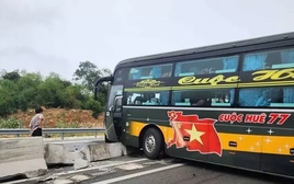 Khách hoảng loạn la hét khi xe mất lái, lao vào dải phân cách trên cao tốc