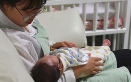 Chồng lương cao vẫn đòi cưa đôi tiền sinh con, còn lập hẳn sổ ghi nợ chờ vợ có tiền thì trả