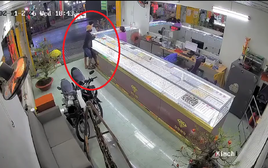 Clip kẻ cướp vàng vứt áo khoác, nhảy xuống vườn dừa trốn: Diễn biến không ngờ sau 6 giờ gây án