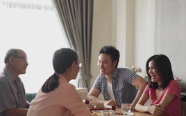 Vì sợ Tết lại bị hỏi chuyện chồng con, tôi liền bỏ ra 5 triệu thuê người yêu, vừa chuyển cọc xong thì nhận tin dữ