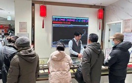 Không riêng Việt Nam, nhà đầu tư ở quốc gia này cũng ồ ạt mang áo ấm xếp hàng từ sáng sớm để mua vàng mua bạc