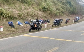 Người lao động ngủ gục bên đường sau khi chạy xe 400km về quê đón Tết: Bức ảnh gây tranh luận