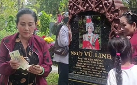 Em gái cố NSƯT Vũ Linh làm một việc tại mộ anh trai