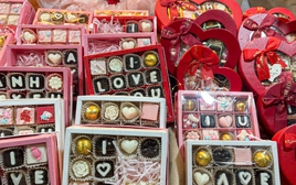 Trùng với Tết Nguyên đán, thị trường Valentine bị lấn át, vắng khách bất ngờ