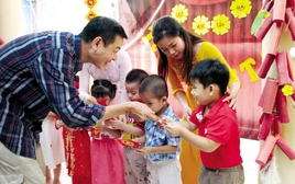 Tết dạy 7 CHỮ này, con cái đi đâu cũng khiến cha mẹ nở mặt nở mũi vì được khen giáo dục con quá hay!