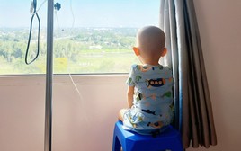 Bức ảnh gây xúc động mạnh ngày Tết tại một bệnh viện nhi: Nơi người lớn học cách mạnh mẽ từ những đứa trẻ