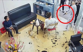 Nhóm người cầm vật giống súng xông vào tiệm cắt tóc hành hung, đòi tiền ở Hưng Yên