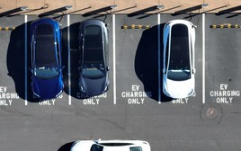 Đốt 65 tỷ USD trong 1 năm vì xe điện rồi ‘vỡ mộng’, các tập đoàn quay về làm ô tô xăng