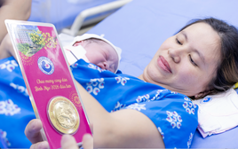 Giao thừa tại Bệnh viện Từ Dũ: Tặng vàng 24K cho em bé đầu tiên của năm Bính Ngọ 2026