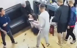 Khởi tố nhóm đối tượng đến tiệm cắt tóc, đòi nợ bằng "hàng nóng"