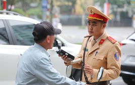 CSGT Hà Nội kiểm tra nồng độ cồn mùng 1 Tết, nhiều tài xế bị xử phạt