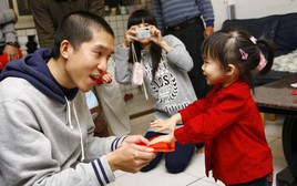 Đầu năm chẳng cần xem tử vi, cứ thái độ của cha mẹ với lì xì của con là biết ngay tương lai đứa trẻ giàu hay nghèo