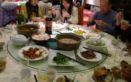 Buổi họp lớp 40 người, 5 người lương 3,7 tỷ ngồi riêng một bàn: Lớp trưởng nói 1 câu khiến cả 5 buông đũa