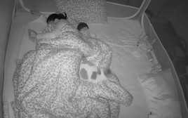 Con trai 11 tuổi ngủ với mẹ, camera ghi lại khoảnh khắc bất thường