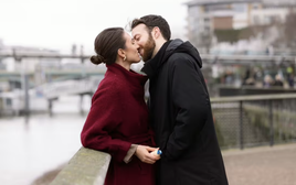 Hôn vợ thường xuyên, nam giới nhận lợi ích bất ngờ