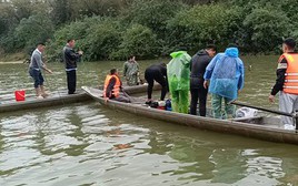 Lật thuyền trên sông Gianh: 2 người tử vong, 2 người vẫn đang mất tích