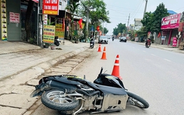 Nam thanh niên đi xe máy tông vào CSGT