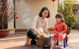 "Mẹ ơi sao mình lại đốt vàng mã?" - Câu trả lời tiết lộ cách dạy con cực sâu sắc của người Việt