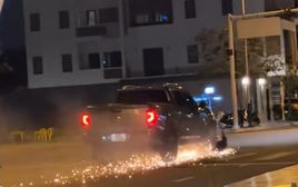 Ô tô kéo lê xe máy gần 1 km, một người tử vong