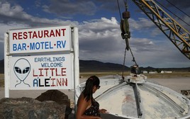 Chỉ trích ông Obama, ông Donald Trump chỉ đạo công bố hồ sơ về người ngoài hành tinh