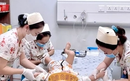 Bác sĩ cảnh báo 'bẫy tử thần' với trẻ nhỏ dịp Tết