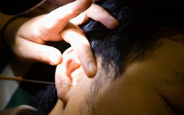 Người đàn ông 30 tuổi tai chảy dịch có mùi lạ vì thói quen nhiều người làm vài giờ mỗi ngày