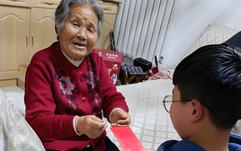 Bà nội mừng tuổi cháu 1 triệu nhưng nói thêm một câu giữa phòng khách đông người khiến con dâu tái mặt