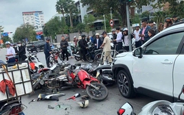 Ô tô tông loạt xe máy đang dừng đèn đỏ ở Hải Phòng, hai người nhập viện