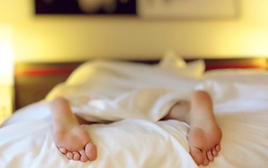 1 tư thế nằm gây hại tinh binh, âm thầm làm giảm sinh lý nam giới nhưng rất nhiều cánh mày râu mắc phải